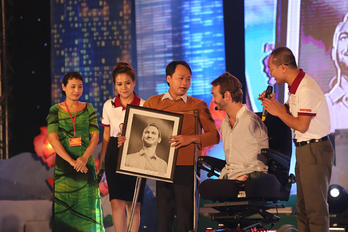 Chu Vinh Đức kỷ niệm tranh cho diễn giả Nick Vujicic.