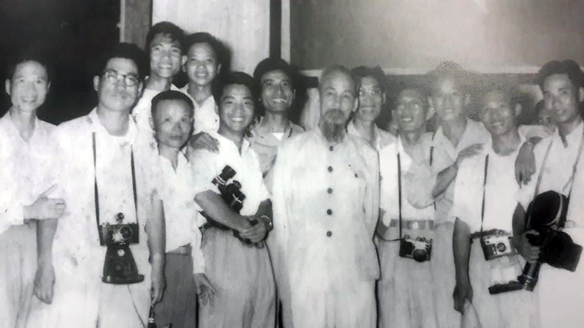 Chủ tịch Hồ Chí Minh với các đạo diễn, quay phim, diễn viên... tại Xưởng phim Hà Nội- Hãng phim truyện Việt Nam năm 1963. Ảnh: Tư liệu