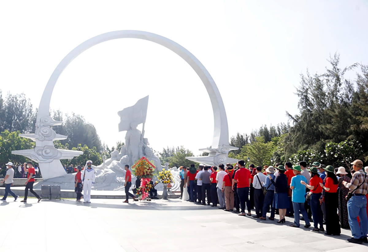 Các đại biểu dâng hương tưởng nhớ 64 chiến sĩ hy sinh ở Gạc Ma tại Khu tưởng niệm chiến sĩ Gạc Ma. Ảnh: dangcongsan.vn