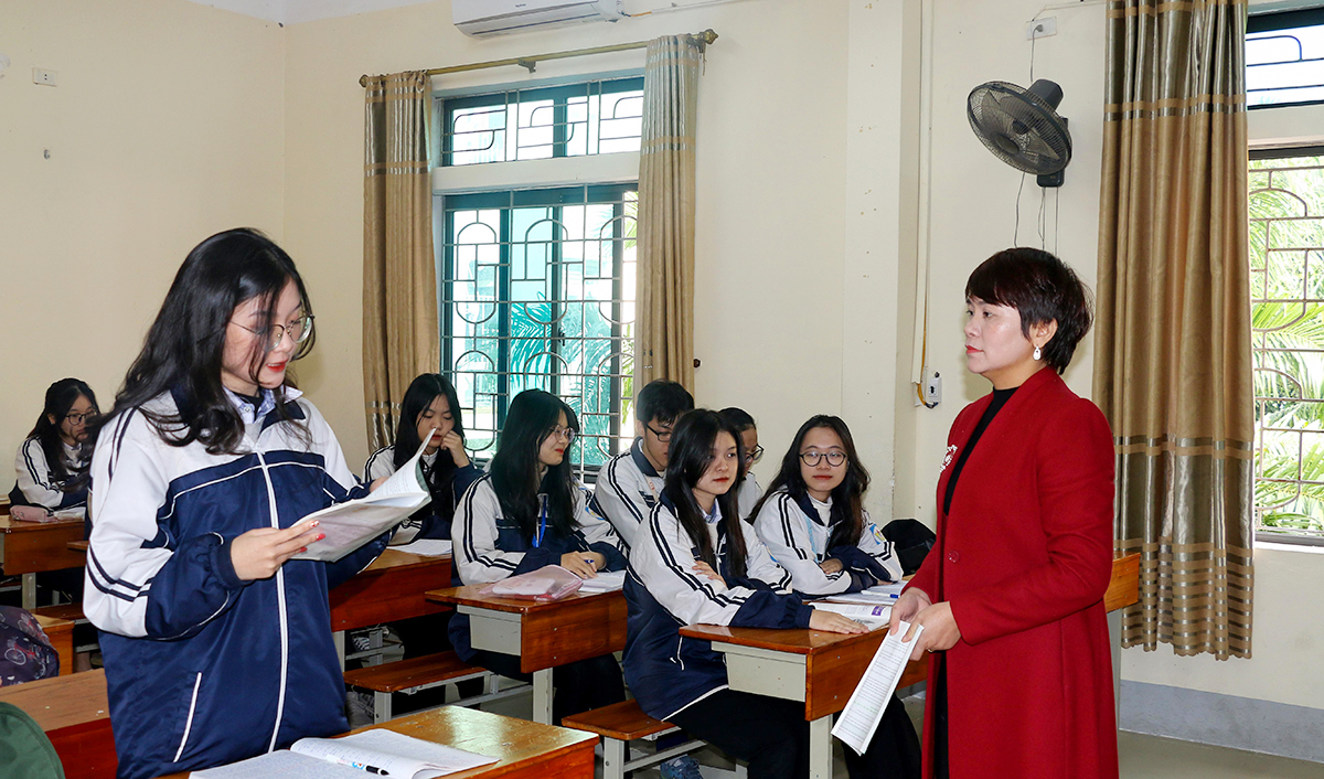 Giờ học ở lớp 12 chuyên Sử - Trường THPT chuyên Phan Bội Châu.