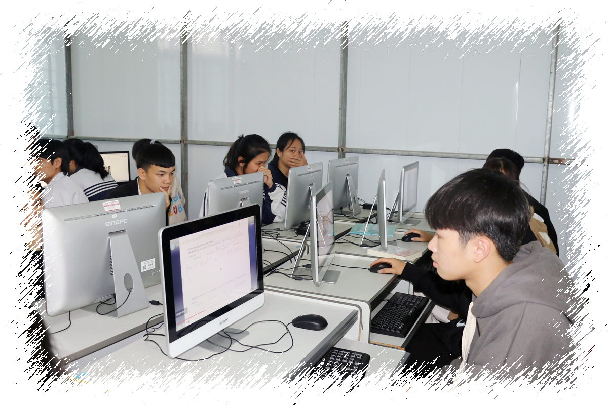 Học sinh Trường Phổ thông Dân tộc nội trú THPT số 2 học trên máy vi tính.
