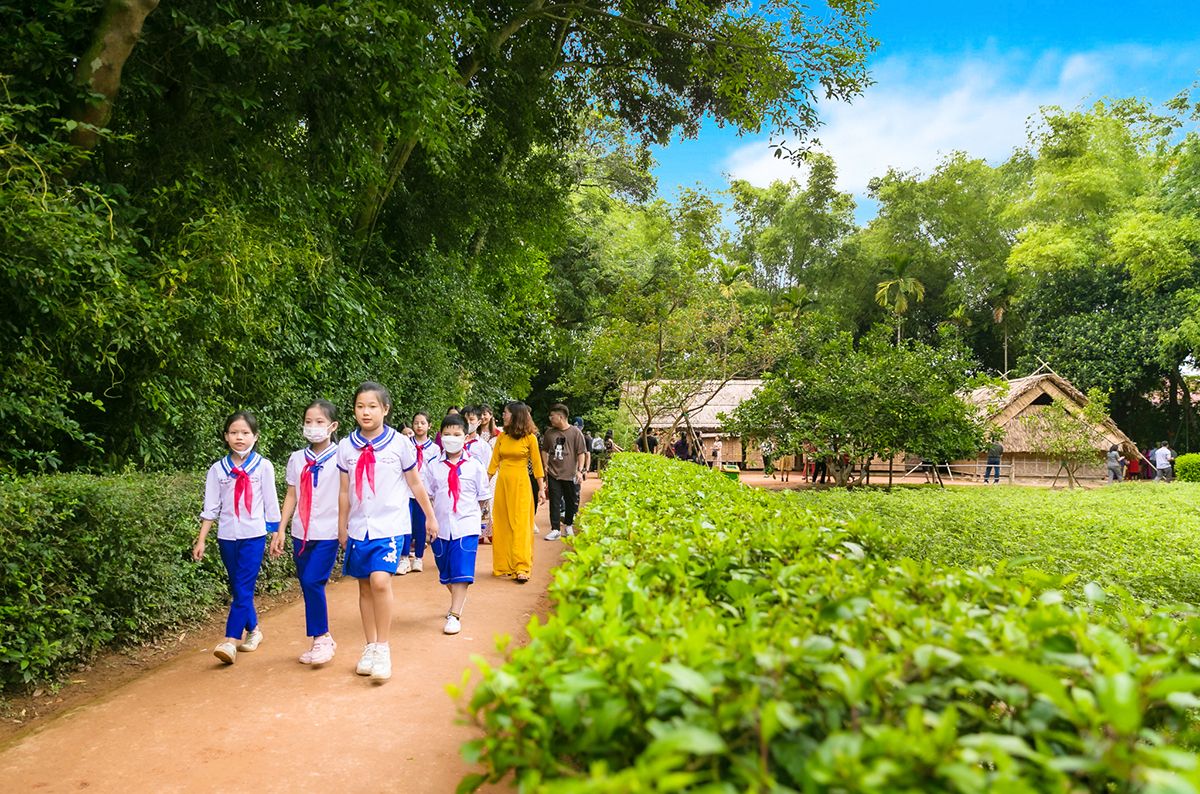 Học sinh tham quan và trải nghiệm tại quê hương Chủ tịch Hồ Chí Minh.
