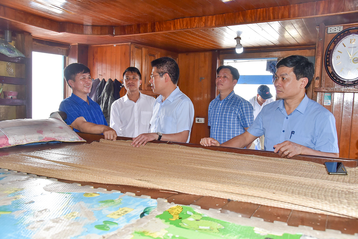 Lãnh đạo thị xã Hoàng Mai trao đổi với đảng viên Chi bộ Hội nghề cá.