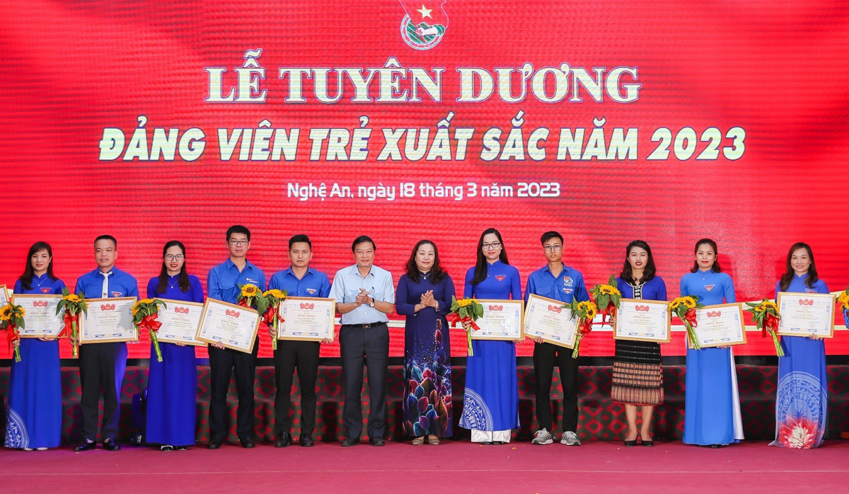 Các đồng chí lãnh đạo tỉnh Nghệ An trao Bằng khen cho các đảng viên trẻ xuất sắc năm 2023. Ảnh: Đức Anh
