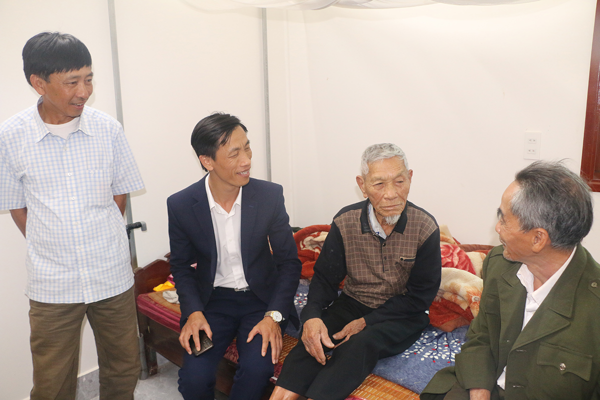 Đảng viên lão thành Hồ Xuân Biểu (thứ hai phải sang) trao đổi với cán bộ xã Hưng Tân và Bí thư, Xóm trưởng làng Phan. Ảnh: G.H