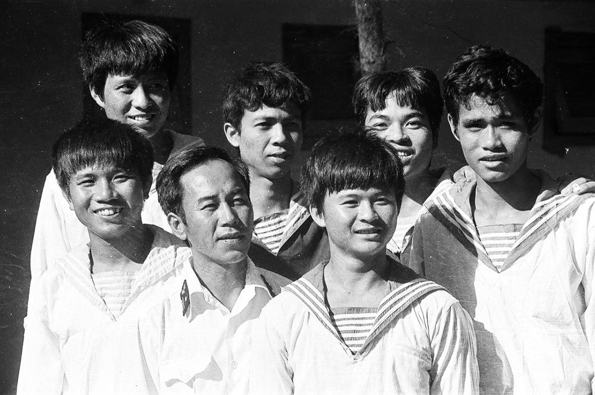 Thuyền trưởng Vũ Huy Lễ (đứng giữa, hàng đầu) và một số chiến sĩ tàu HQ-505 tham gia trận 14/3/1988. Ảnh: Nguyễn Viết Thái