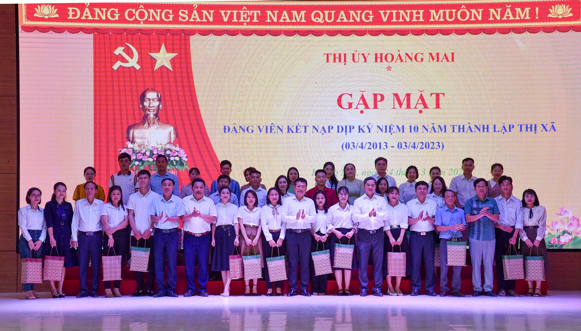 Thị ủy Hoàng Mai gặp mặt các đảng viên kết nạp dịp kỷ niệm 10 năm thành lập thị xã.