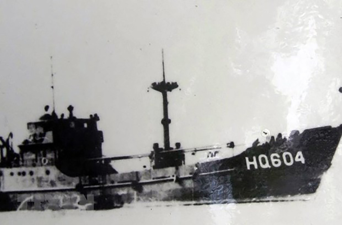 Tàu HQ-604 - con tàu bị địch bắn chìm trong cuộc chiến đấu bảo vệ chủ quyền biển đảo Tổ quốc ở Gạc Ma. Ảnh trưng bày tại Khu tưởng niệm chiến sĩ Gạc Ma