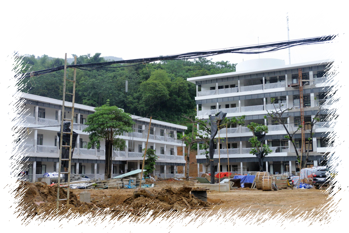 Xây dựng dãy nhà học mới ở Trường THPT Kỳ Sơn.