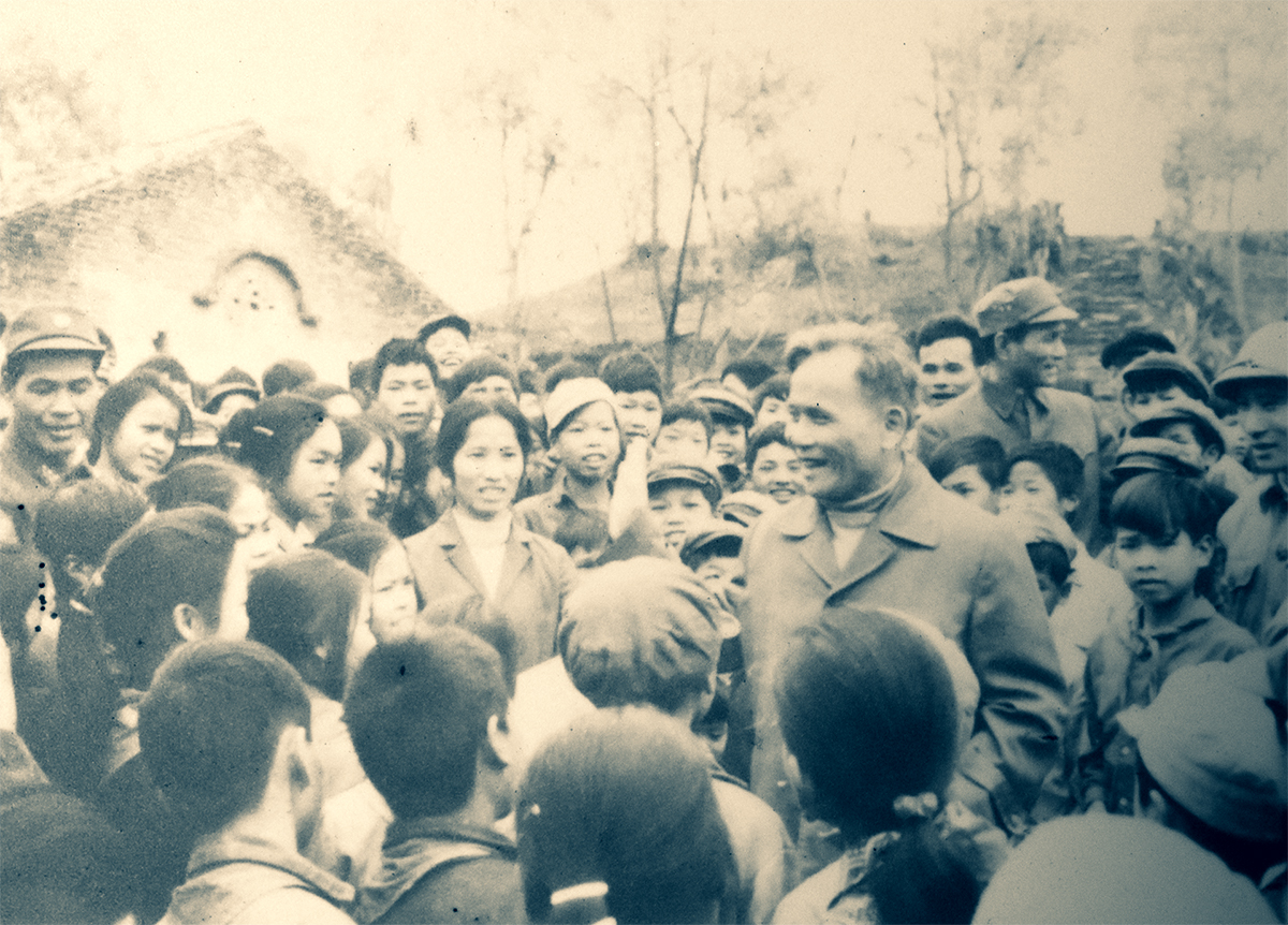Đại tướng Chu Huy Mân thăm đồng bào các tỉnh miền núi phía Bắc năm 1955.
