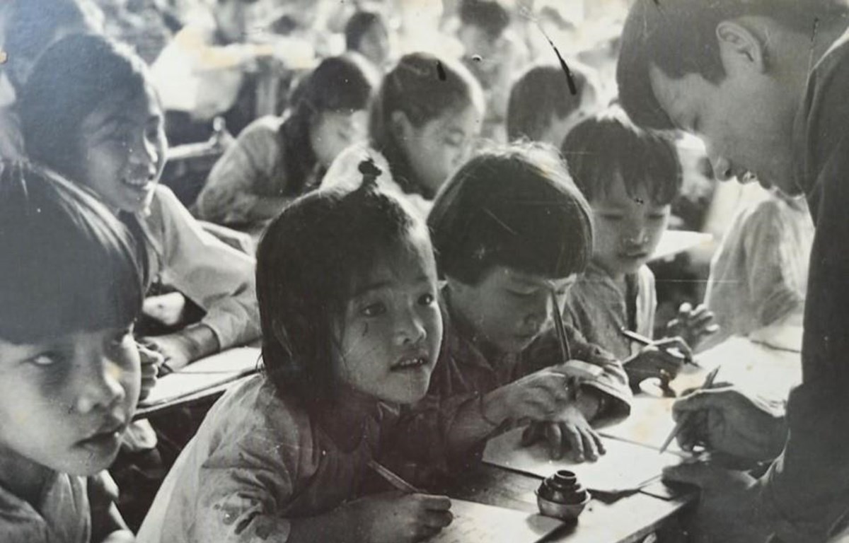 Đề cương Văn hóa Việt Nam 1943 nhấn mạnh nhiệm vụ cần kíp của những nhà văn hóa Mác-xít là phải chống lại văn hóa phát xít, phong kiến, thoái bộ, nô dịch, ngu dân, phỉnh dân; phát huy văn hóa dân chủ, cải cách chữ quốc ngữ… Ảnh: Tư liệu