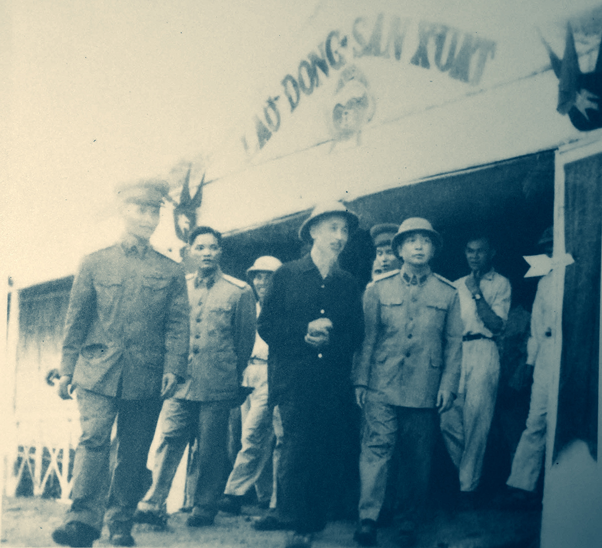 Đồng Chí Chu Huy Mân (ngoài cùng bên trái) chụp ảnh cùng Bác Hồ lúc lên thăm bà con Sơn La (1959).