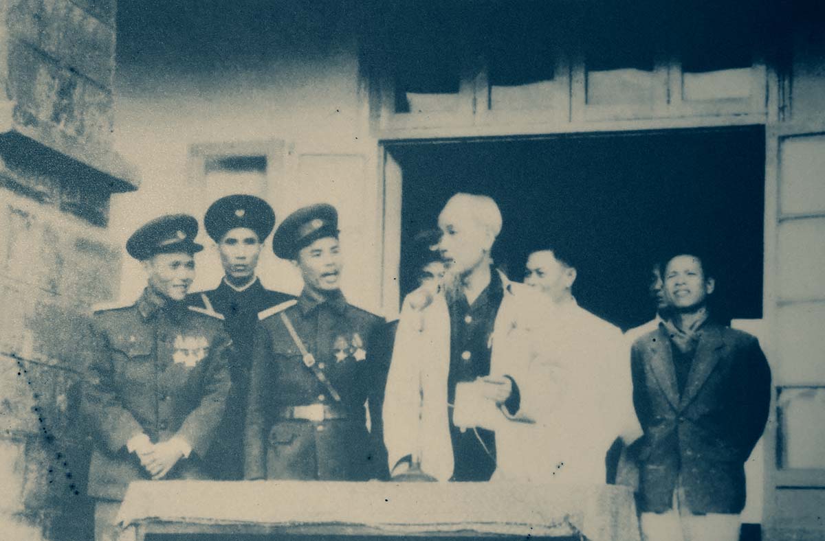 Đồng Chí Chu Huy Mân (ngoài cùng bên trái) chụp ảnh cùng Bác Hồ lúc về thăm Nghệ An (1961).