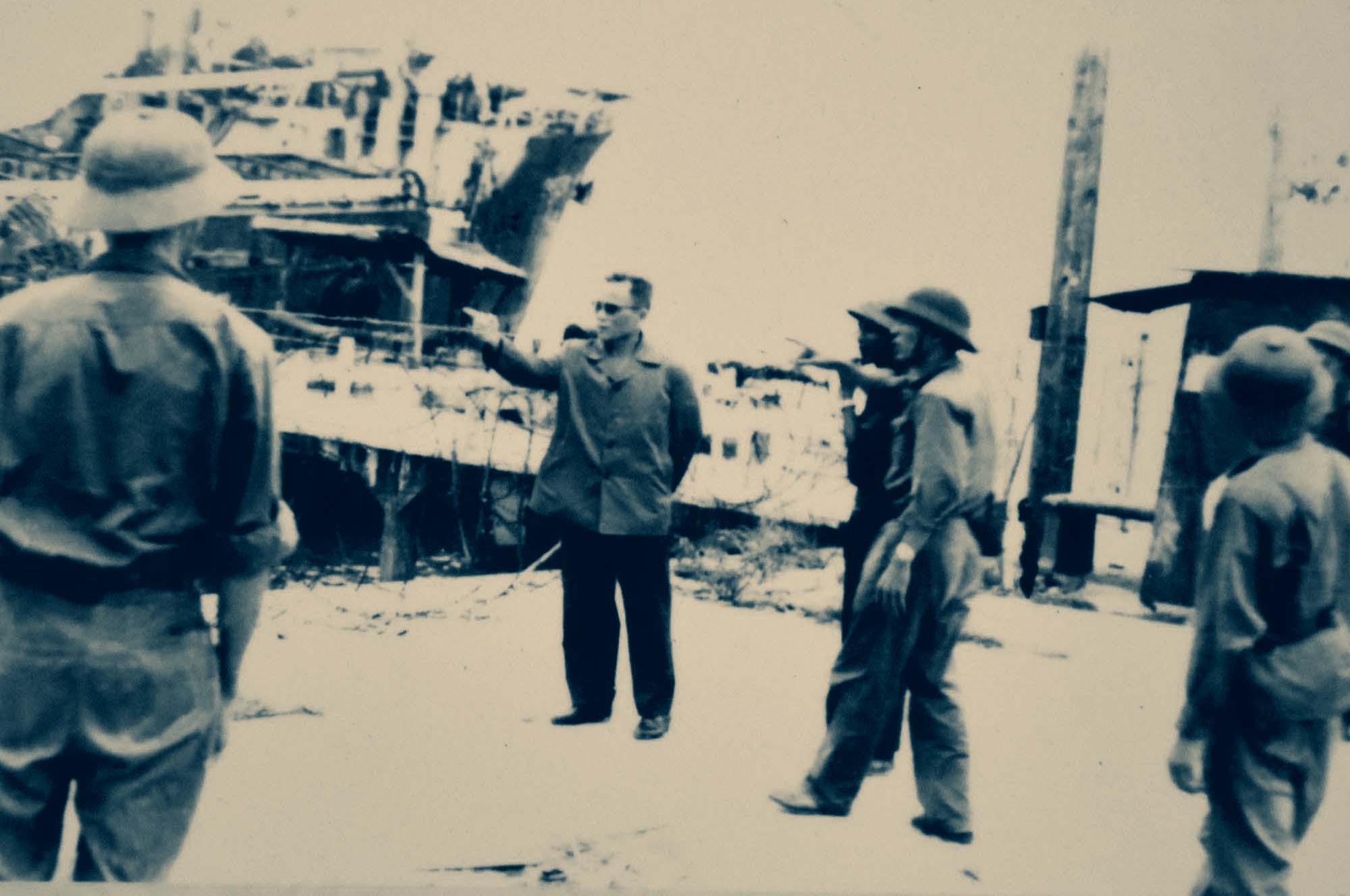 Đồng chí Chu Huy Mân chỉ đạo việc tiếp quản Quân cảng Đà Nẵng ngay sau khi thành phố được giải phóng (ngày 30/3/1975).