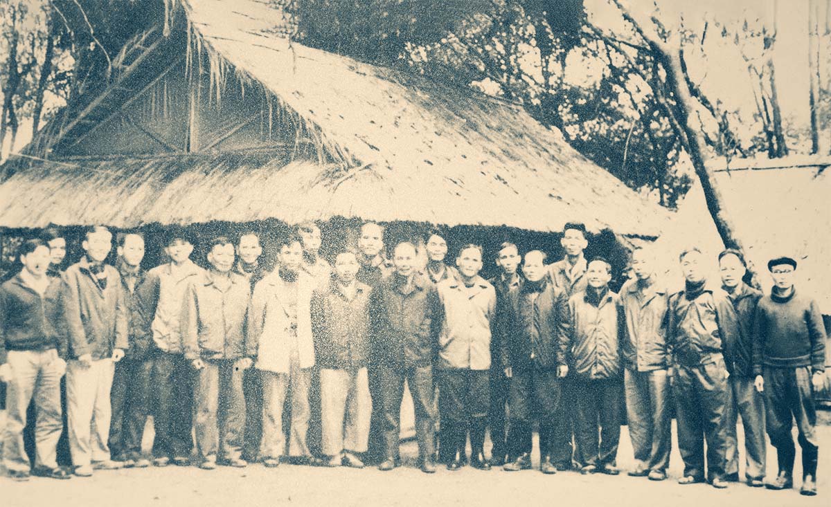 Đồng chí Chu Huy Mân cùng các đồng chí Khu ủy Khu V tại chiến trường Khu V.