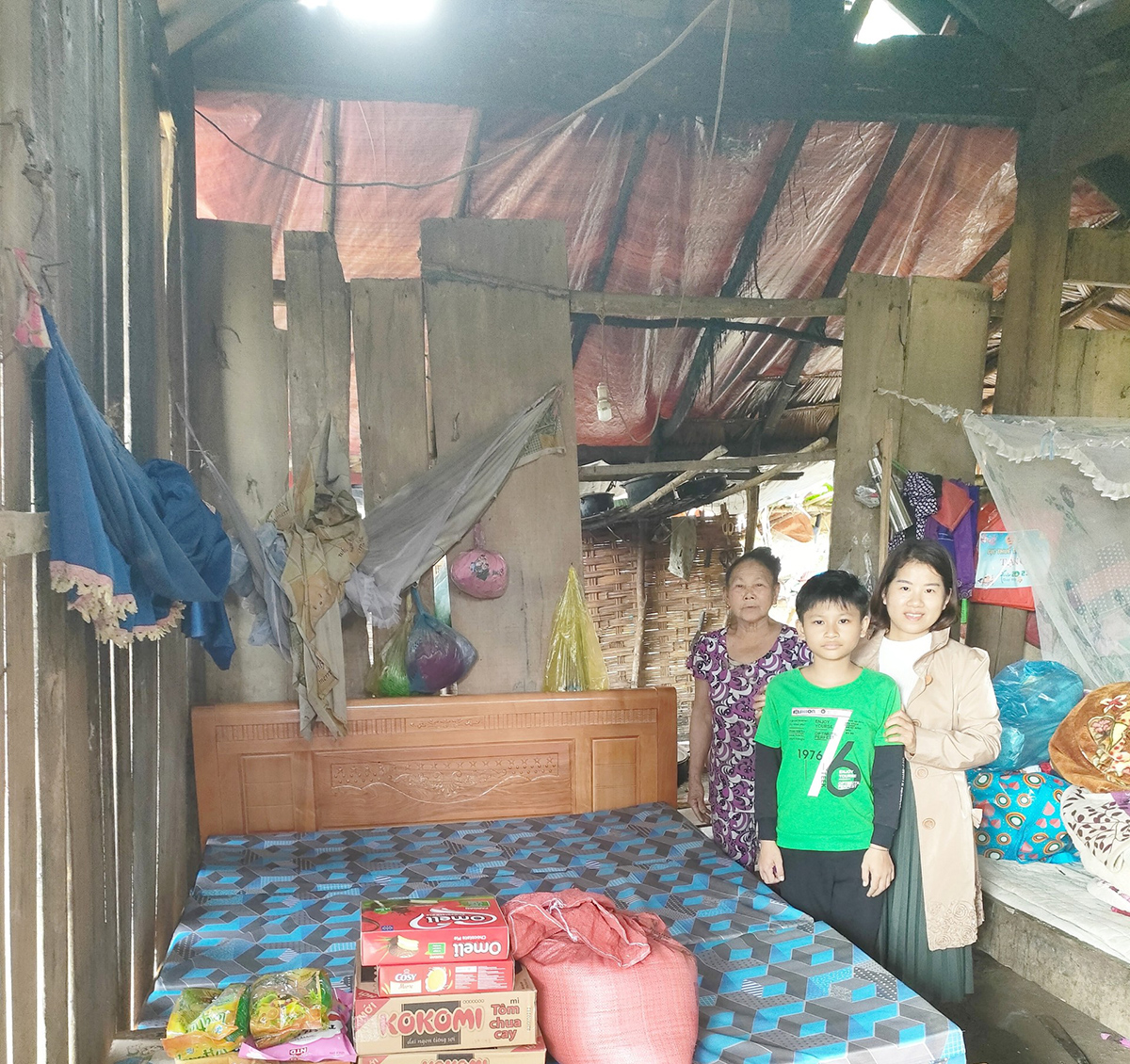 Hỗ trợ các gia đình có hoàn cảnh khó khăn trên địa bàn huyện Quỳ Châu.