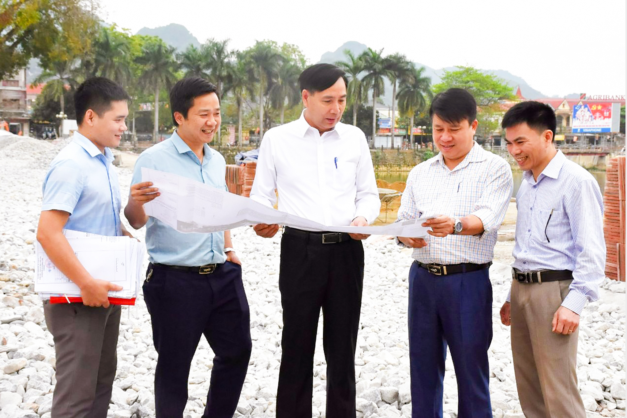 Đồng chí Nguyễn Đình Tùng - Phó Bí thư Huyện ủy, Chủ tịch UBND huyện Quỳ Hợp (giữa) kiểm tra bản đồ quy hoạch xây dựng Công viên Hồ Thung Mây. Ảnh: Thu Hương