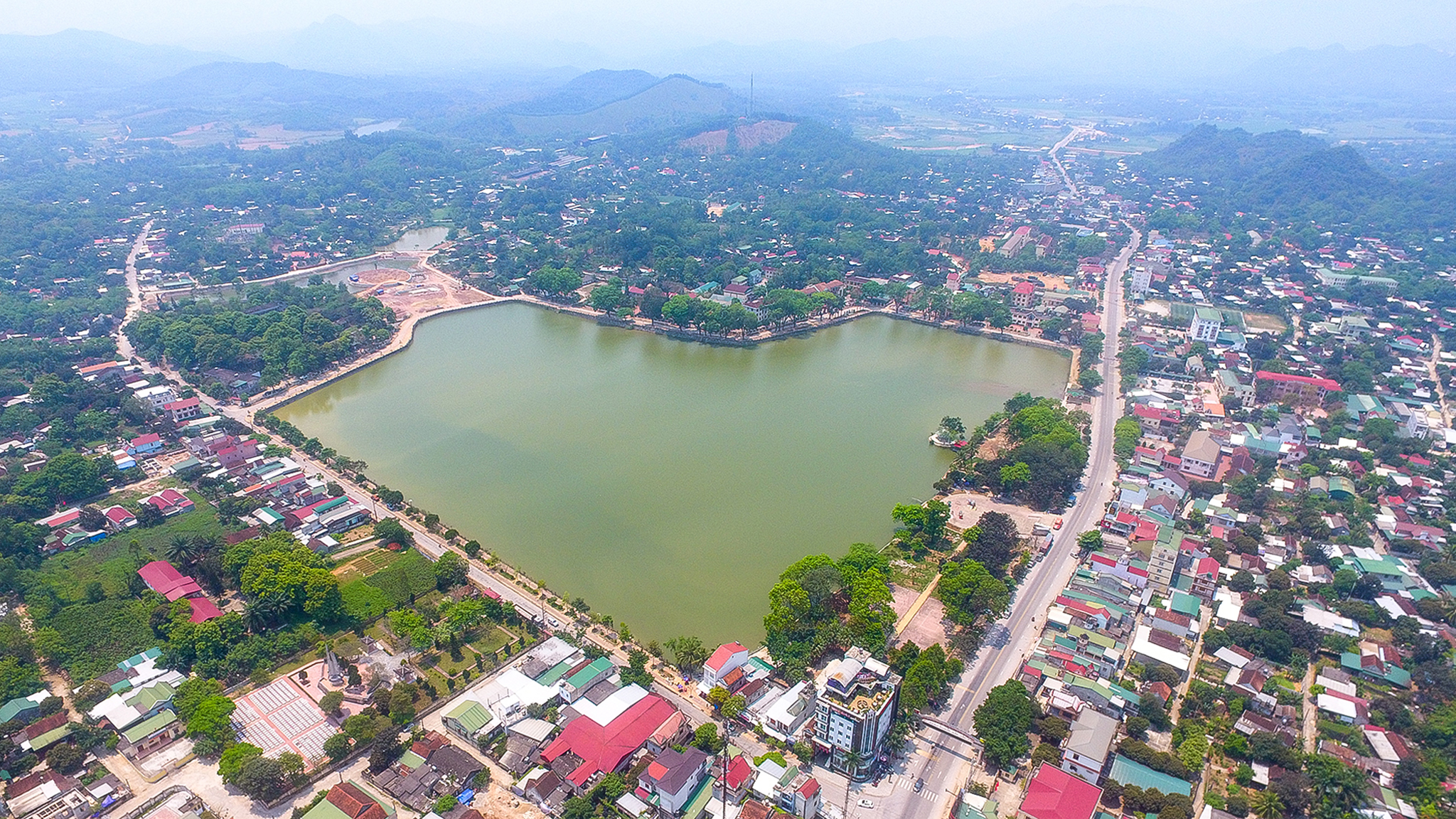 Toàn cảnh thị trấn huyện lỵ Quỳ Hợp. Ảnh: Sách Nguyễn
