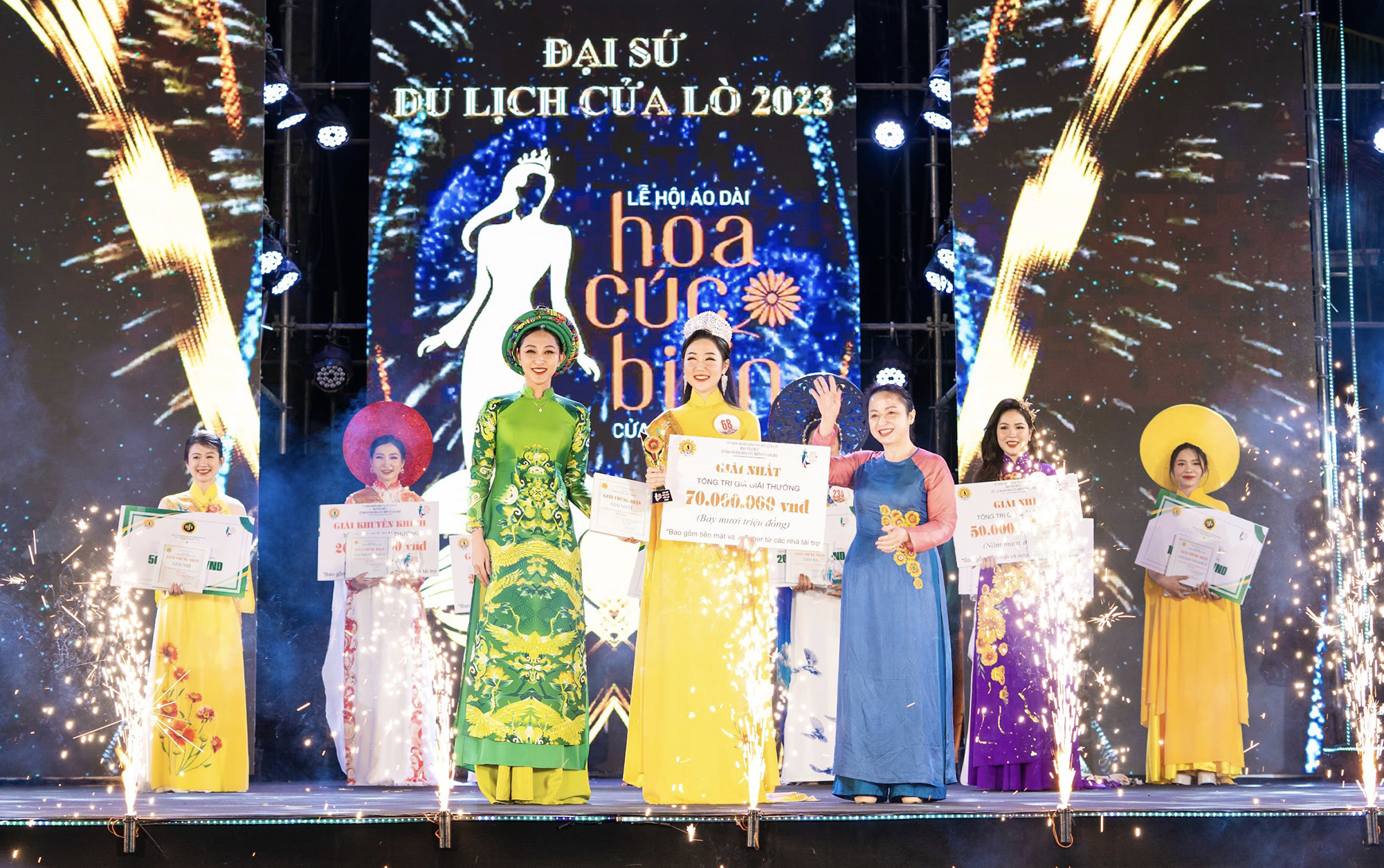 Biện Thị Mỹ Linh đăng quang tại Lễ hội áo dài Hoa cúc biển Cửa Lò 2023.