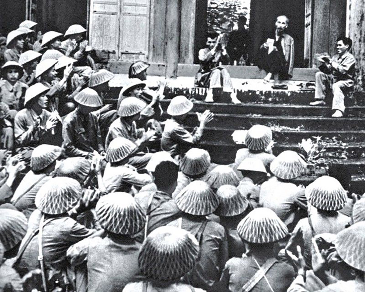 Bác Hồ nói chuyện với Đại đoàn Quân Tiên Phong ngày 19 tháng 9 năm 1954 tại Đền Hùng, xã Hy Cương, huyện Lâm Thao (nay là thành phố Việt Trì, tỉnh Phú Thọ). Ảnh: Tư liệu