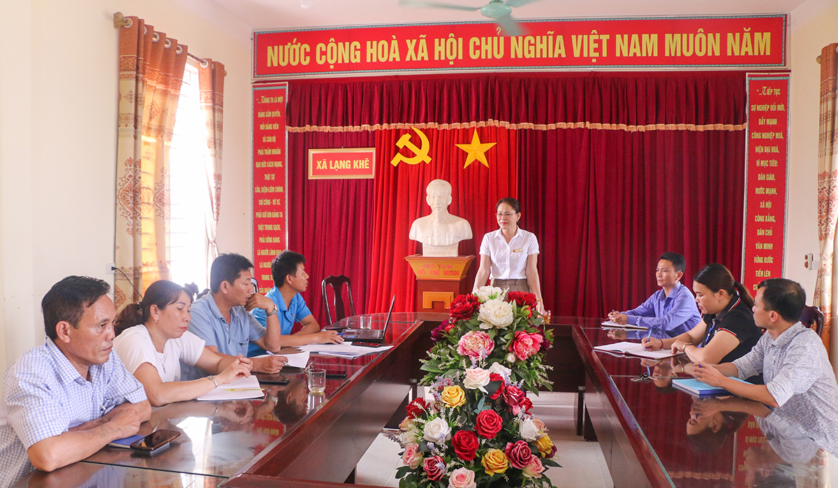 Chị Lô Thị Thủy chủ trì cuộc họp tại UBND xã Lạng Khê. Ảnh: K.L