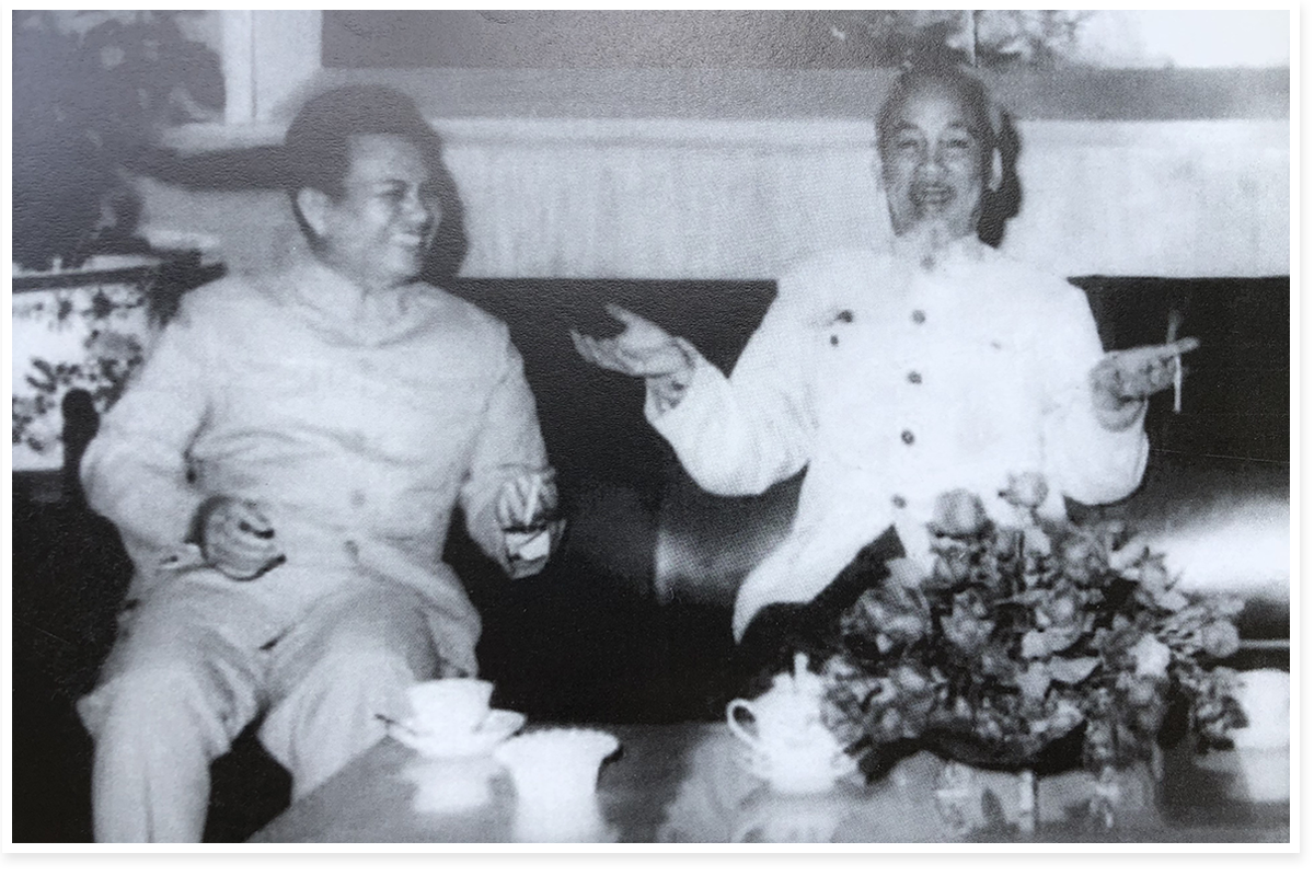 Chủ tịch Hồ Chí Minh và Chủ tịch Cay Xỏn Phôm Vi Hản tại Hà Nội, năm 1961. Ảnh: Tư liệu