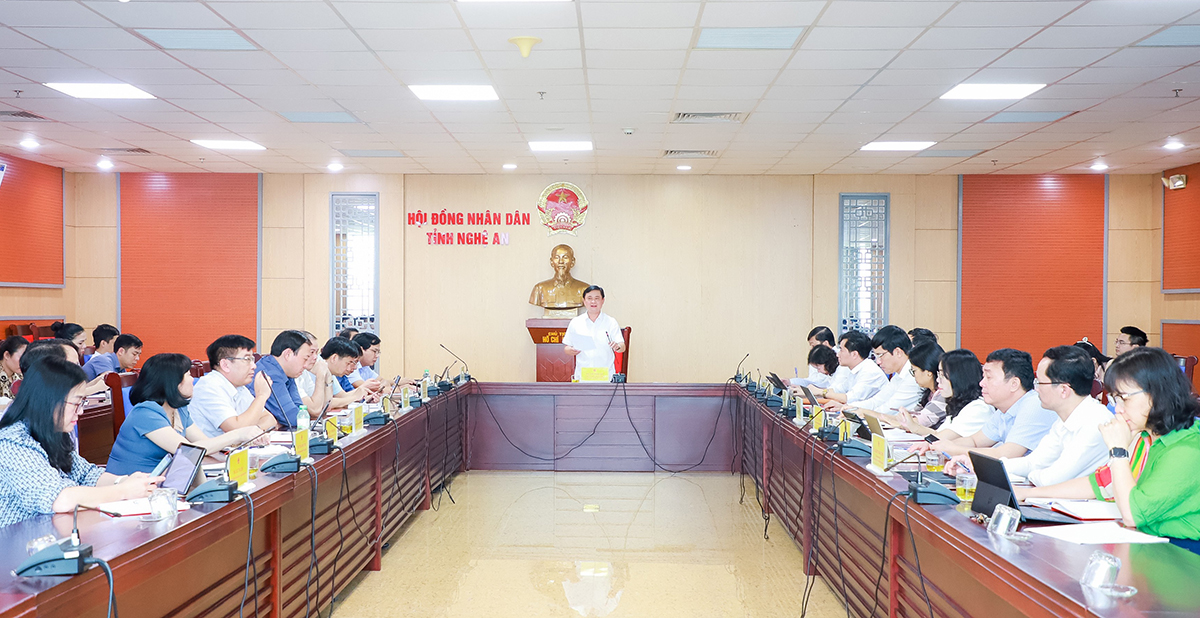 Các nữ đại biểu dự phiên họp thường kỳ tháng 3 của Thường trực HĐND tỉnh. Ảnh: Thành Duy