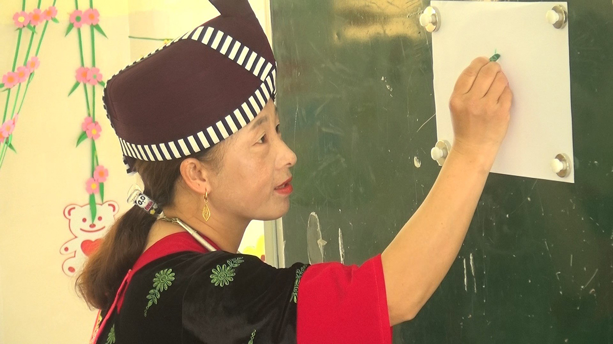 Cô giáo Lầu Y Pay - nữ đại biểu HĐND huyện Quế Phong. Ảnh: Lô Tím