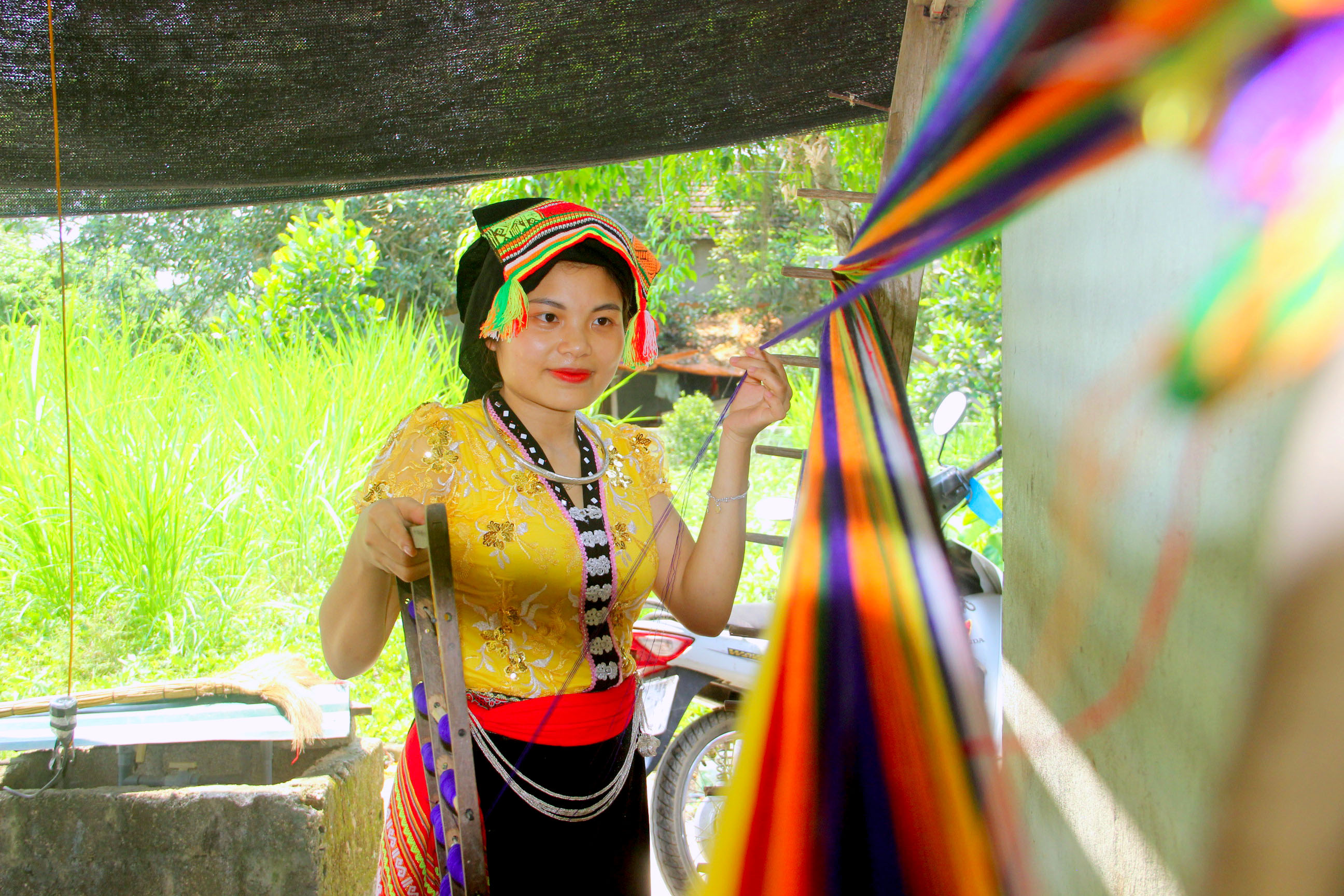 Hàng dệt thổ cẩm của đồng bào Thái là đặc trưng tại các điểm du lịch homestay của miền Tây xứ Nghệ. Ảnh: Xuân Hoàng