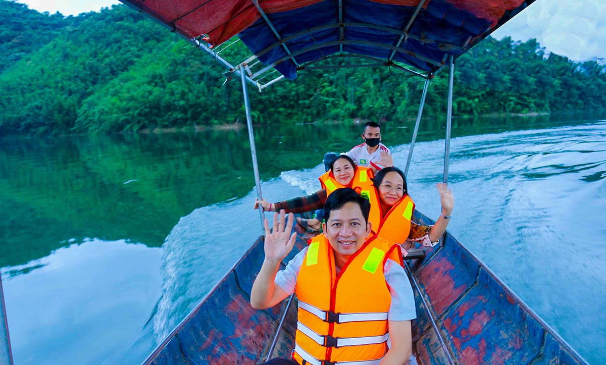 Lãnh đạo huyện Quế Phong khảo sát xây dựng tuyến du lịch vào lòng hồ Thủy điện Hủa Na.