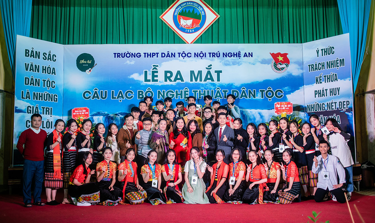 Lễ ra mắt Câu lạc bộ Nghệ thuật Trường THPT Dân tộc nội trú Nghệ An. Ảnh: Mỹ Hà