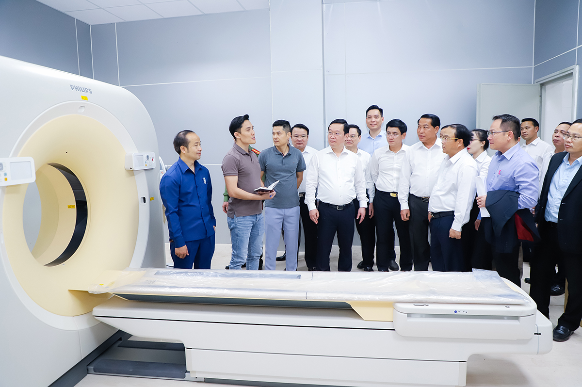 Mr. Nguyen Duc Trung visits and inspects the Friendship Hospital project in Xiengkhouang province. Photo: Pham Bang