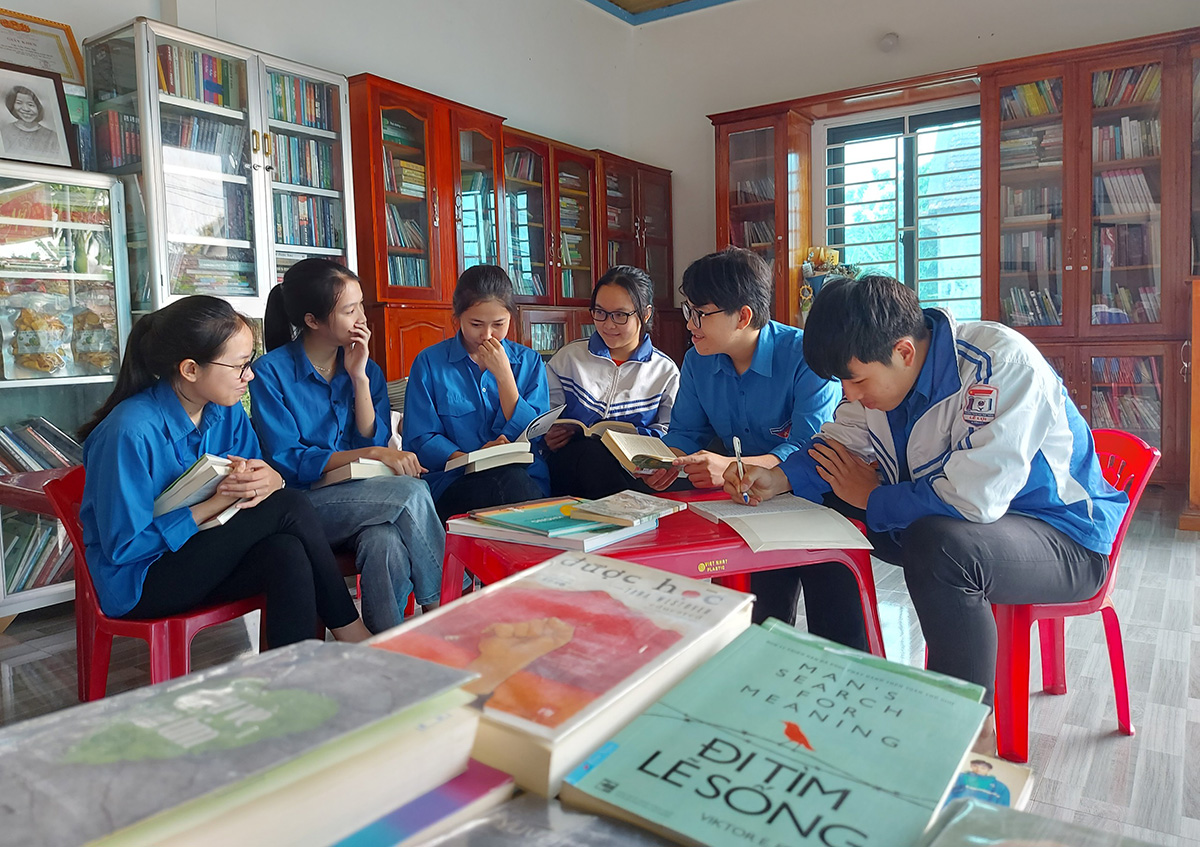 Một buổi đọc sách tại Thư viện miễn phí Thúy Nga ở xã Nghĩa Đồng (Tân Kỳ). Ảnh: M.Q