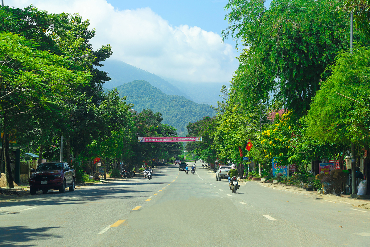 Một tuyến đường ở thị trấn Kim Sơn. Ảnh: Đình Tuyên