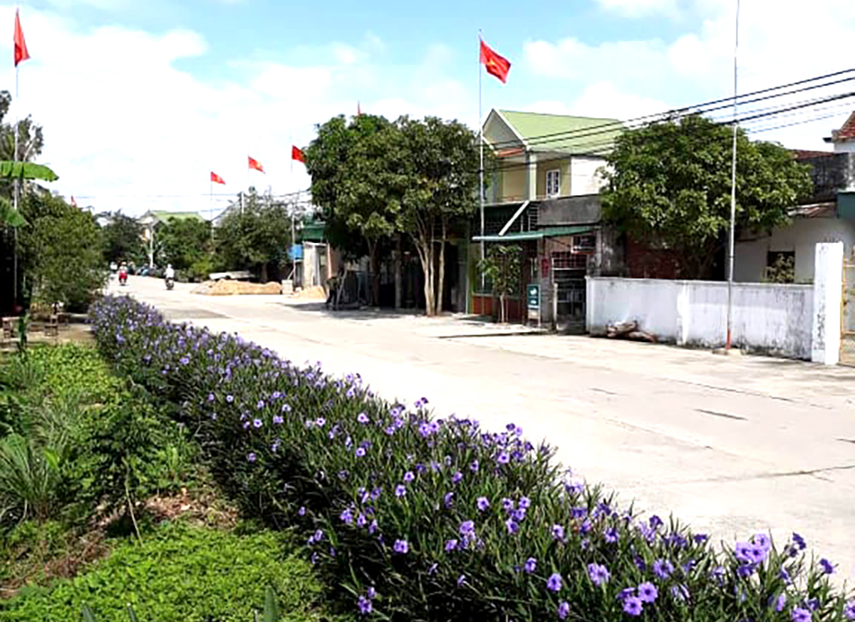 Một đoạn đường hoa được xây dựng từ nguồn quỹ thu gom phế liệu ở xã Hưng Tân (Hưng Nguyên). Ảnh tư liệu: Thanh Phúc