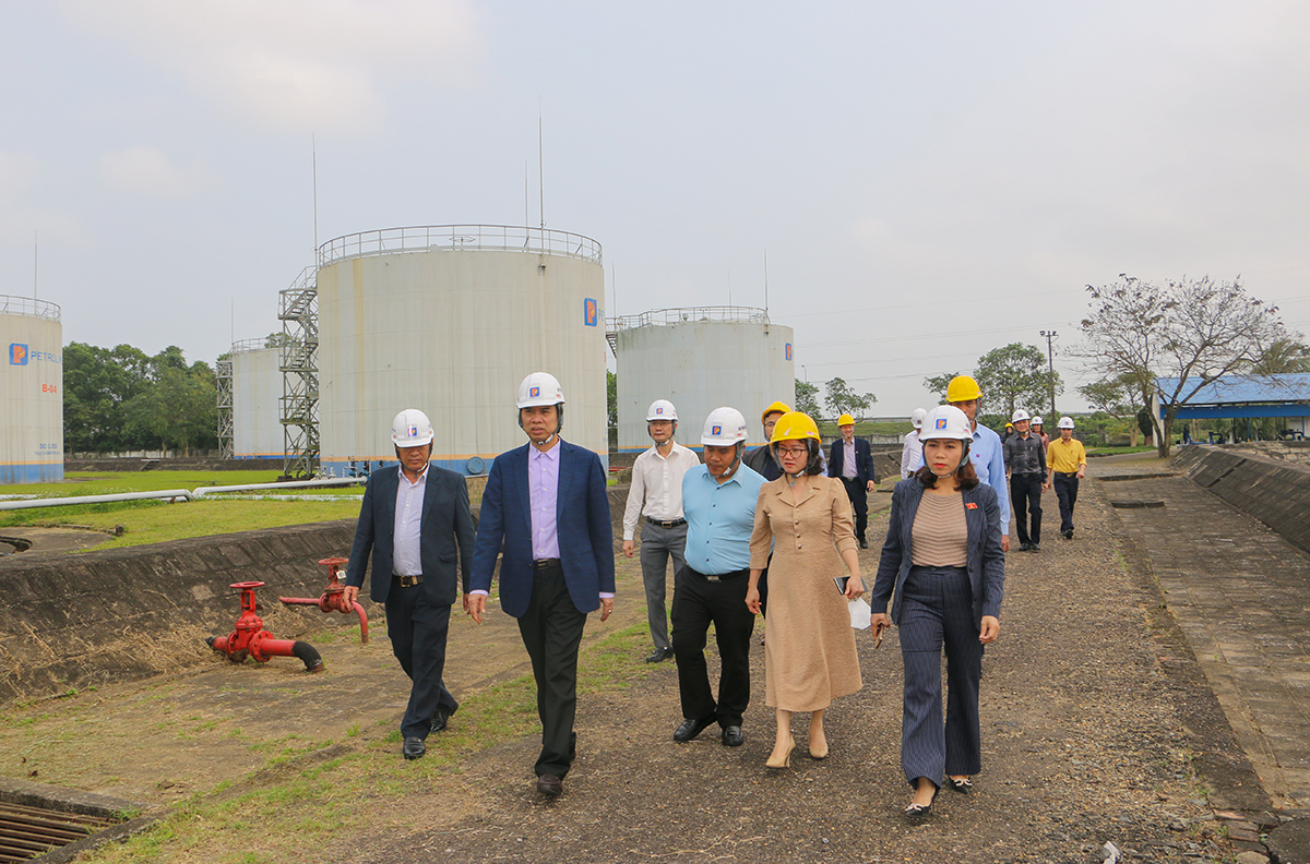 Nữ đại biểu Quốc hội tỉnh tham gia giám sát việc thực hiện chính sách pháp luật về phát triển năng lượng tại Công ty Xăng dầu Nghệ An. Ảnh: An Quỳnh
