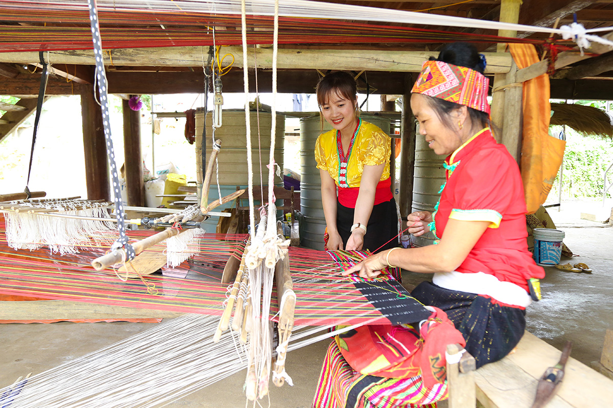 Phụ nữ dân tộc Thái ở bản Bộng, xã Thành Sơn (Anh Sơn) bên khung cửi. Ảnh: Đình Tuyên