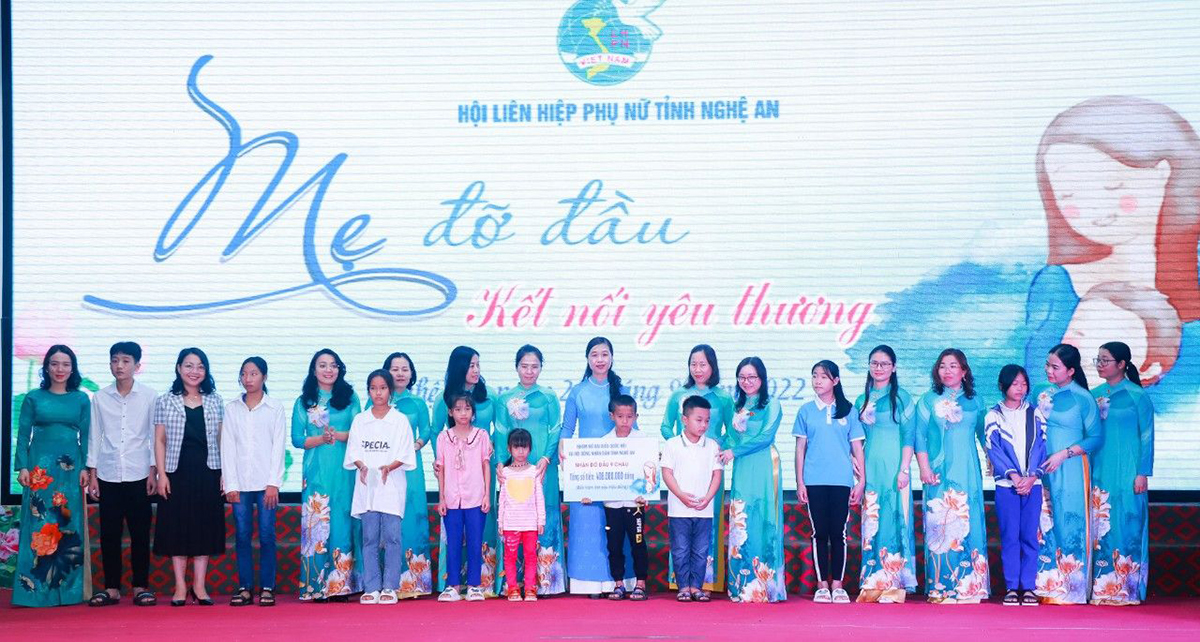 Trao quà cho 9 trẻ em mồ côi được các nữ đại biểu Quốc hội, Hội đồng nhân dân tỉnh nhận đỡ đầu. Ảnh: Minh Lý