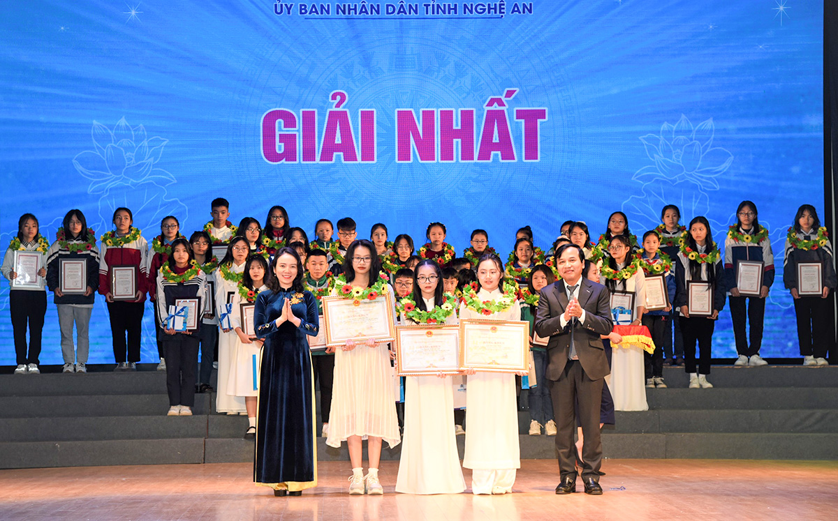 Trao thưởng cho các học sinh đạt giải Nhất Cuộc thi Đại sứ Văn hóa đọc tỉnh Nghệ An năm 2022. Ảnh: M.Q