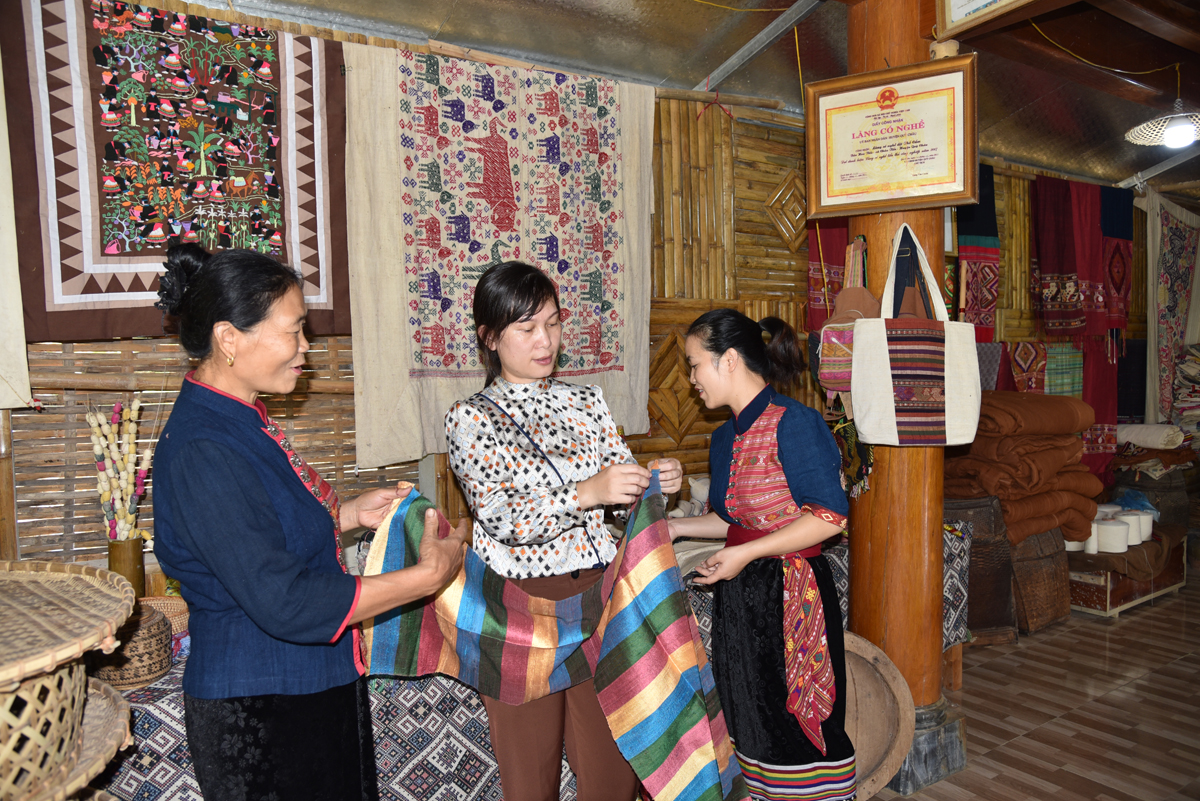 Trải nghiệm và mua sắm sản phẩm thổ cẩm truyền thống ở các homestay Châu Tiến (Quỳ Châu) Ảnh: H.T