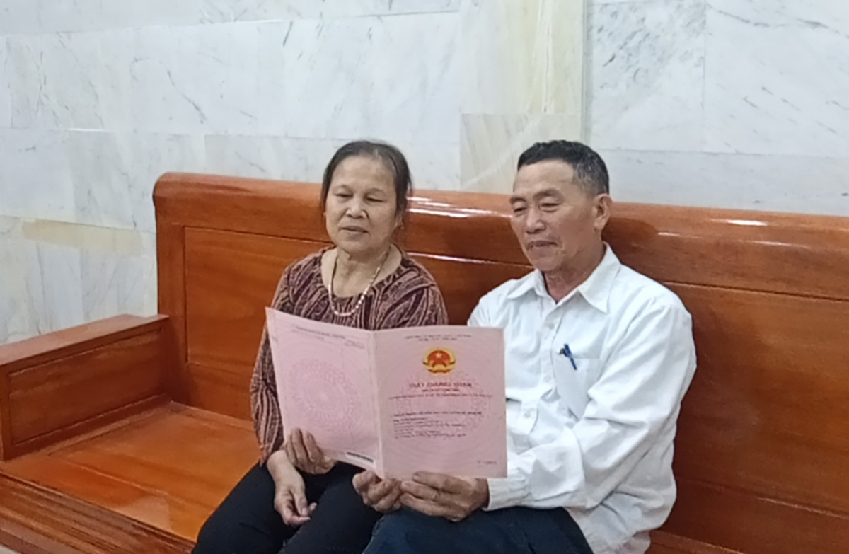 Vợ chồng ông Hoàng Văn Minh phấn khởi khi được cấp giấy chứng nhận quyền sử dụng đất.