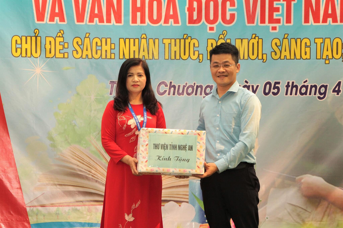 Ông Nguyễn Vinh Quang - Giám đốc Thư viện tỉnh Nghệ An trao tặng sách cho Trường Tiểu học Võ Liệt (Thanh Chương). Ảnh: M.Q