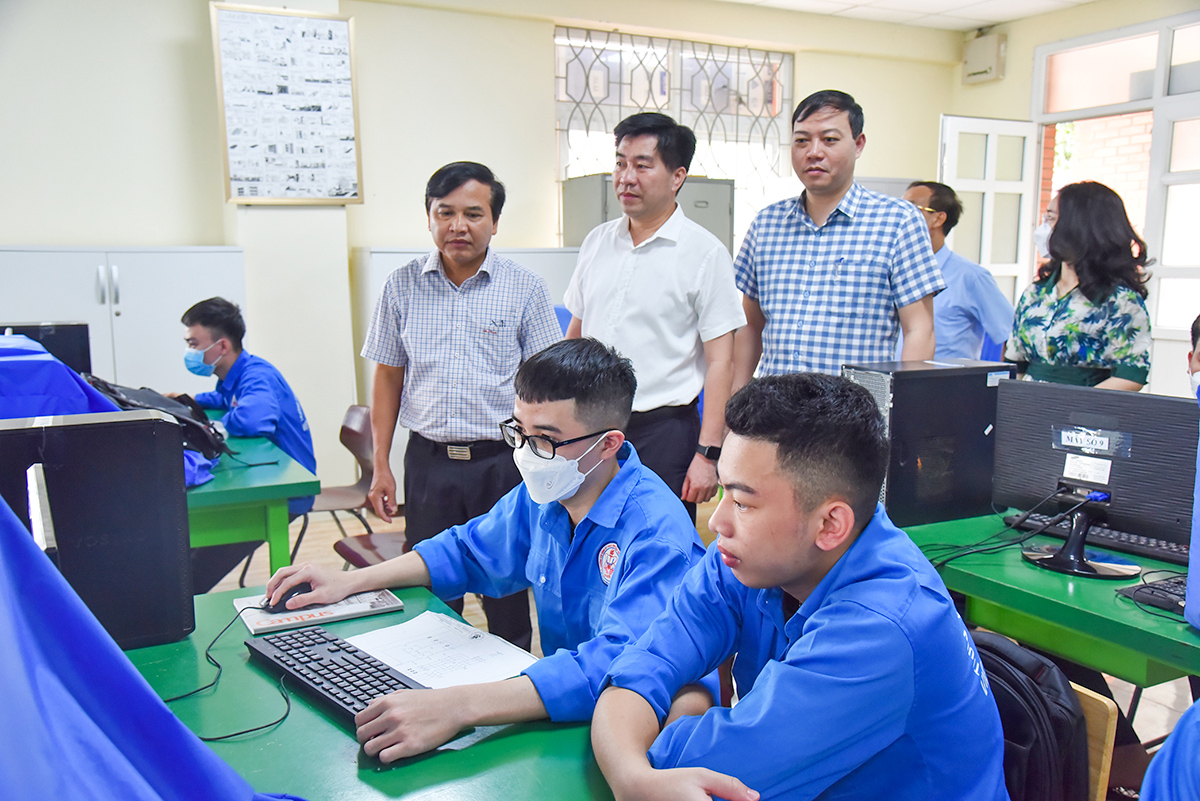 Đoàn công tác HĐND tỉnh giám sát về công tác dạy nghề tại Trường Cao đẳng kỹ thuật công nghiệp Việt Nam - Hàn Quốc.