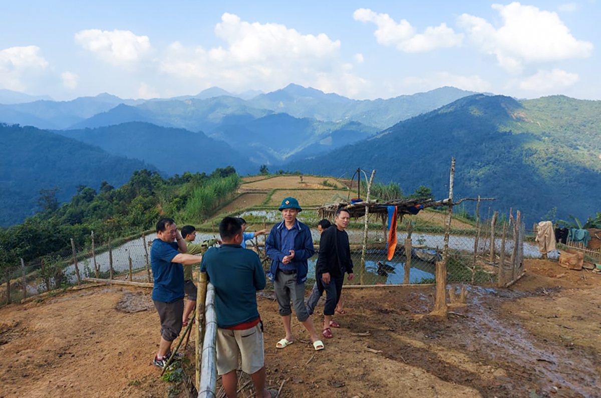 Đoàn công tác huyện Tương Dương và Báo Nghệ An khảo sát thực tế vùng khai thác vàng trên núi Pu Phen.