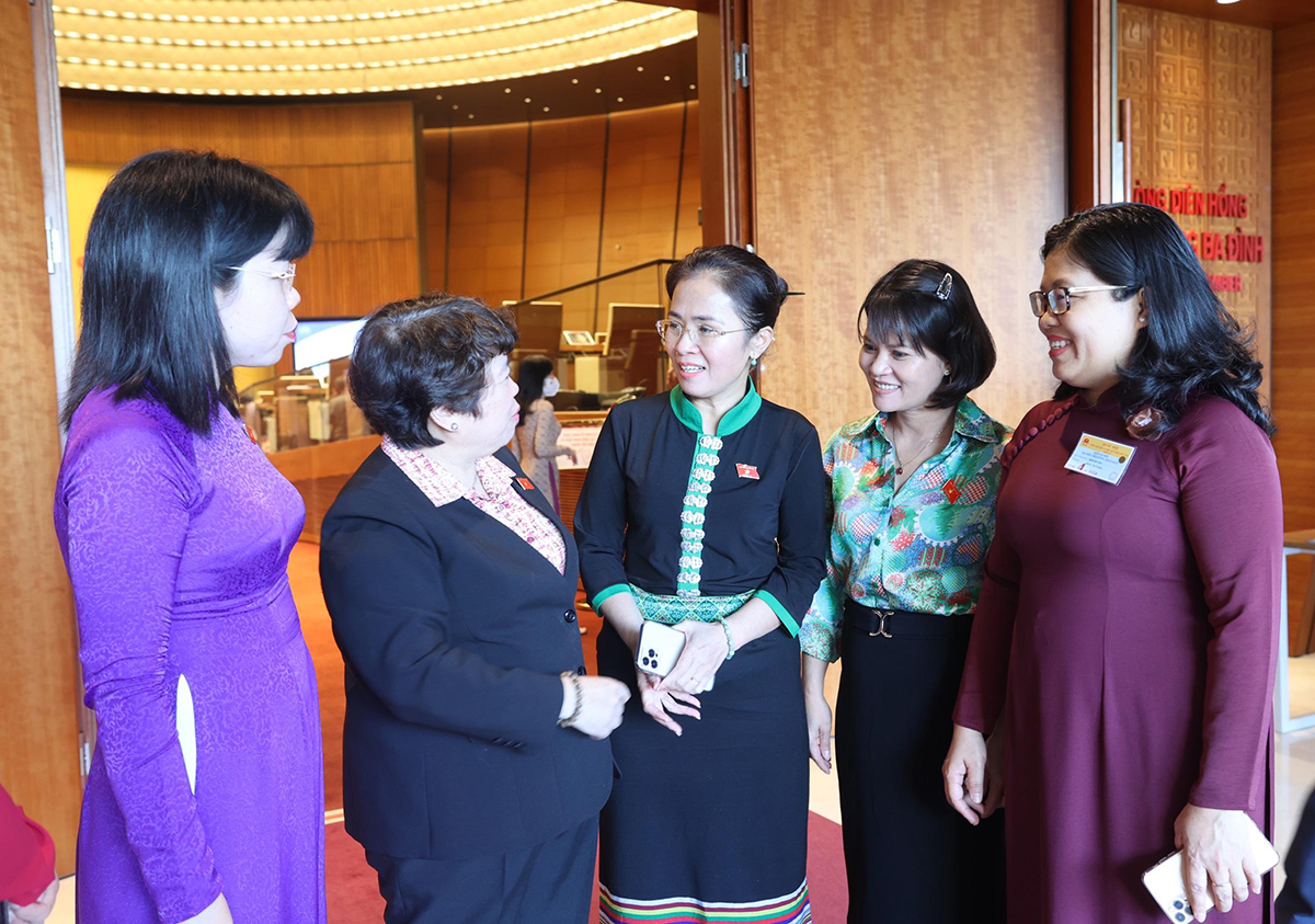 Đồng chí Võ Thị Minh Sinh - Chủ tịch Ủy ban MTTQ Việt Nam tỉnh Nghệ An, đại biểu Quốc hội khóa XV trao đổi bên lề với các nữ ĐBQH tại Nhà Quốc hội. Ảnh: Quang Khánh