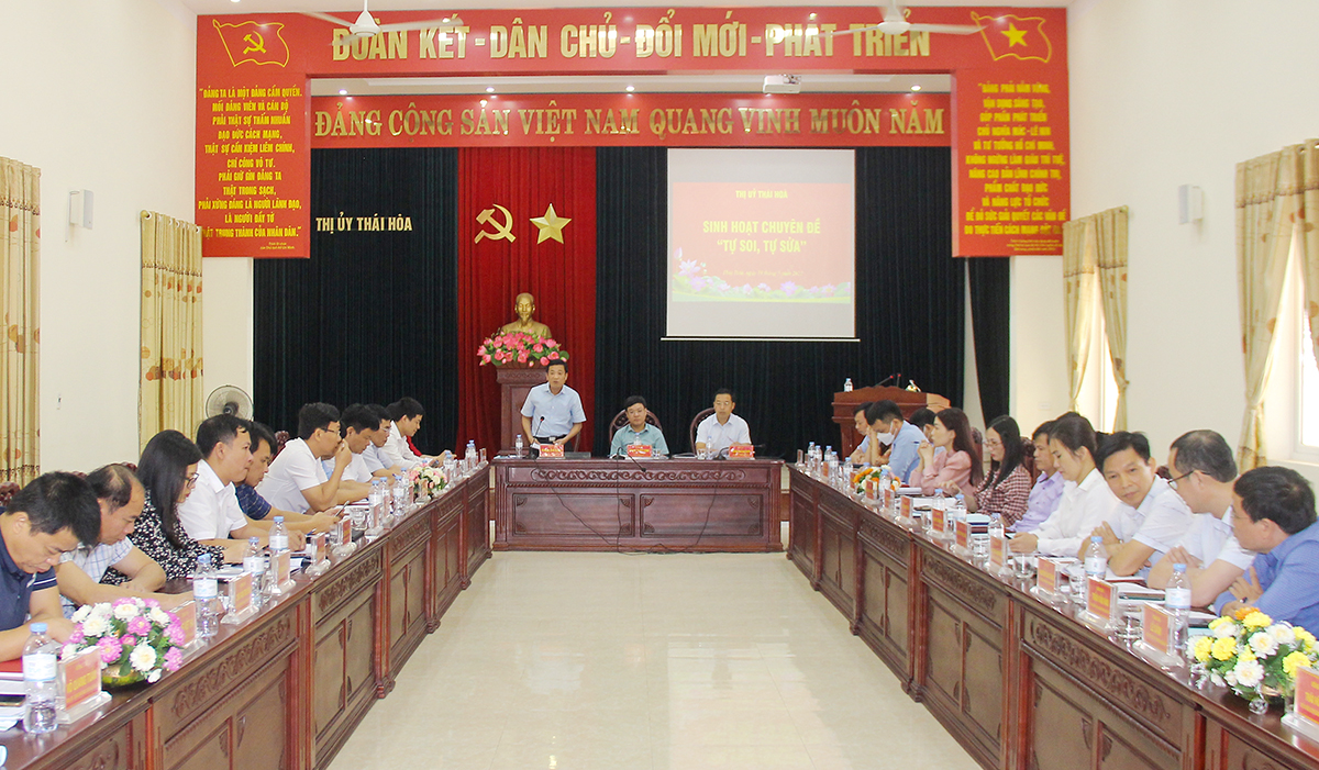 Hội nghị sinh hoạt chuyên đề tự soi, tự sửa của Ban Chấp hành Đảng bộ thị xã Thái Hòa. Ảnh tư liệu: Mai Hoa