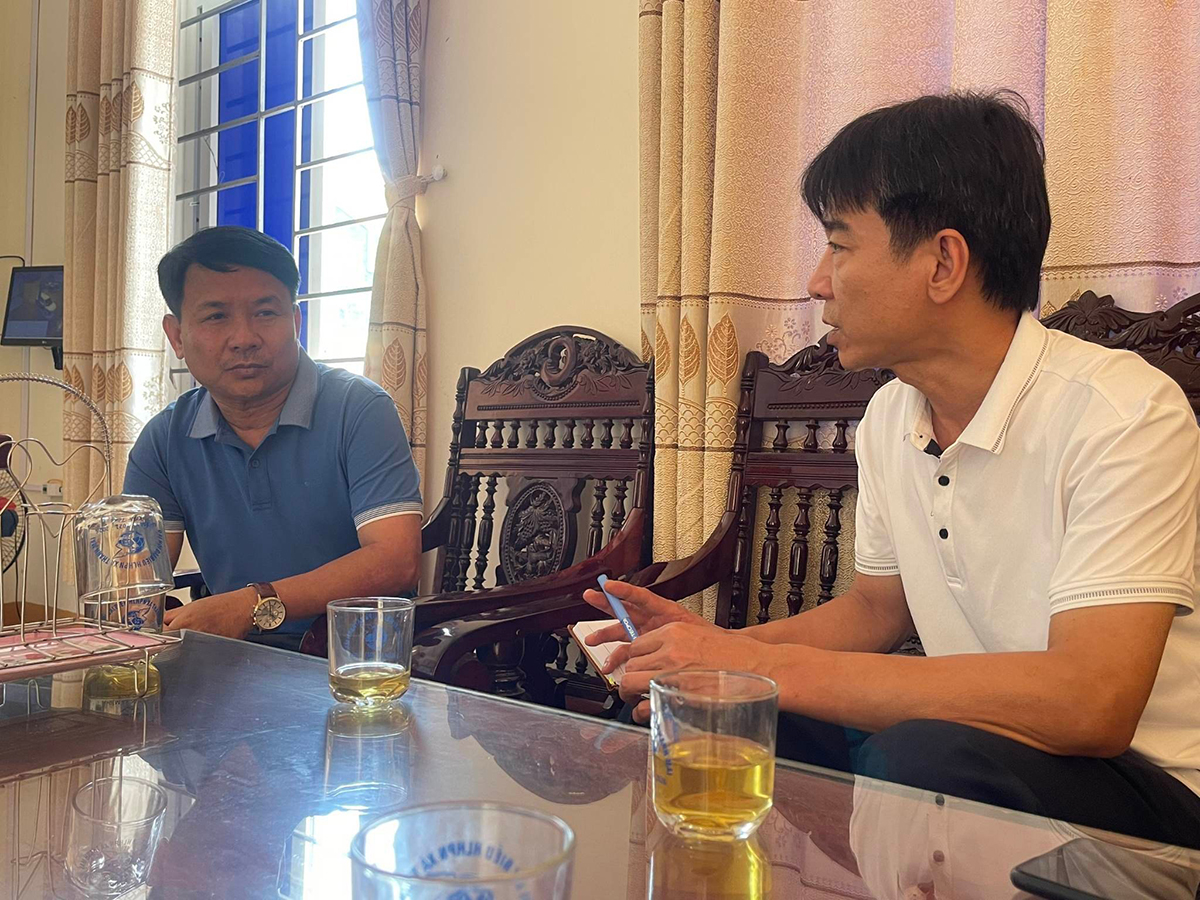 Chủ tịch UBND xã Thanh Mai Hà Quang Thắng trao đổi với PV Báo Nghệ An.