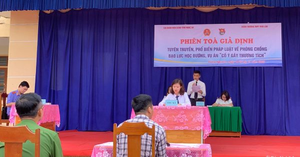 Giáo viên Trường THPT Nguyễn Cảnh Chân chia sẻ với học trò những vấn đề về tuổi học đường.