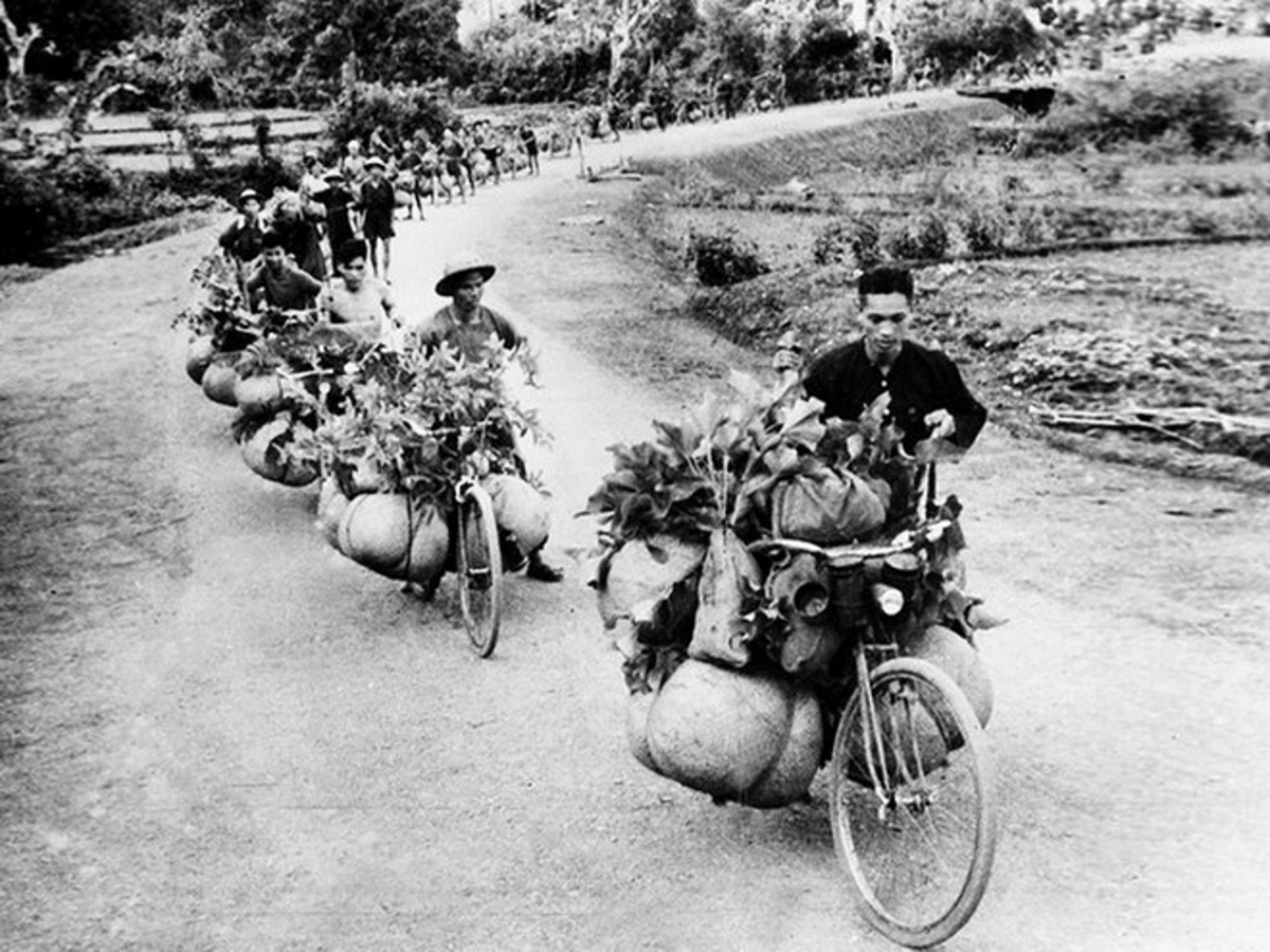 Lực lượng dân công hỏa tuyến vận chuyển lương thực, vũ khí, đạn dược lên mặt trận Điện Biên Phủ. Ảnh: TTXVN