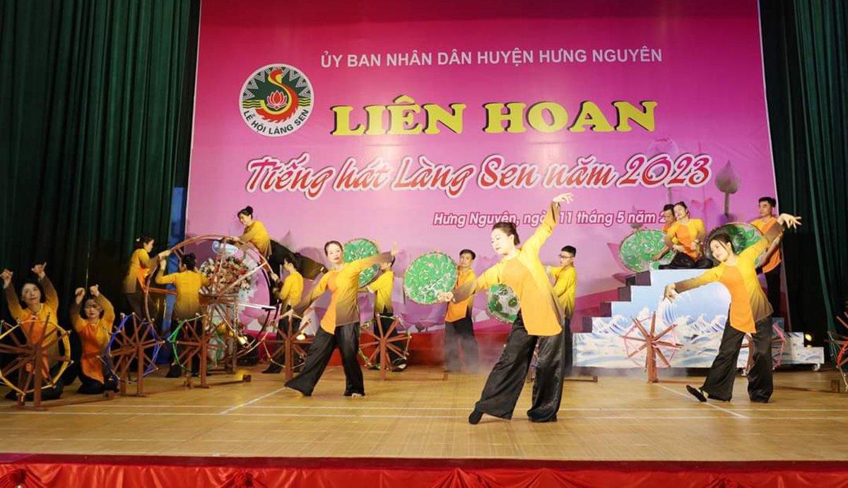 Một tiết mục biểu diễn tại Liên hoan Tiếng hát Làng Sen huyện Hưng Nguyên năm 2023.